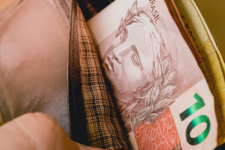 Governo estuda "imposto temporário" para bancar novo auxílio emergencial